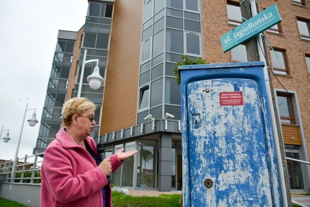 Stanisława Hodun, którą spotkaliśmy na ulicy przed skrzynką też uważa, że budka wygląda okropnie. &#8211; Trzeba coś z tym zrobić &#8211; mówi.