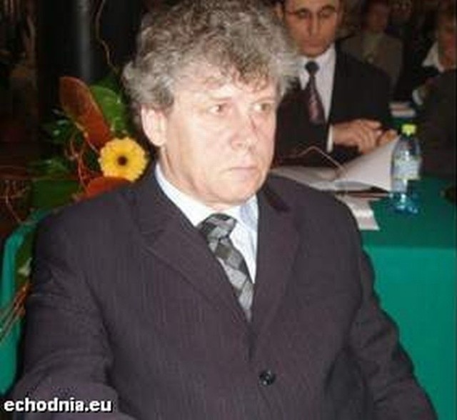 Skarżyski radny Stanisław Szymonik został zmuszony do usunięcia loga partii.
