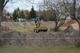 Ostrołęka. Park kieszonkowy u zbiegu ulic Bohaterów Warszawy i alei Jana Pawła II. Rozpoczęła się budowa.5.04.2023