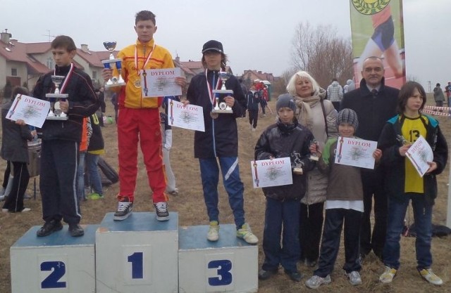 Bieg chłopców na 1000 metrów wygrał Mateusz Wróbel ze Słoneczka Busko-Zdrój (na najwyższym podium), drugi był Jakub Ciszek z klubu WiR Łopuszno, a trzeci Wiktor Baran z STS Skarżysko.