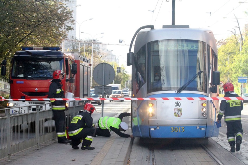 Kobieta wpadła pod tramwaj na Grabiszyńskiej [ZDJĘCIA]