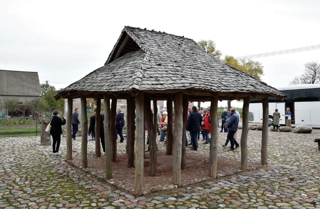 Można tam dojechać autokarem, rowerem (bo jest bardzo dobra ścieżka dla jednośladów) lub dojść pieszo z Inowrocławia. Dokąd? Do Kruszy Zamkowej (gm. Inowrocław), gdzie w czasach starożytnych znajdowała się, odnotowana w "Geografii" Ptolemeusza, osada Askaukalis. Po jej mieszkańcach, jak i innych ludach zamieszkujących te tereny przed tysiącami lat pozostało wiele pamiątek, które kryje ziemia na polach uprawnych, zwłaszcza na należącym do Krzysztofa Patera z Kruszy. Wielokrotnie badali je archeolodzy. Efektem ich prac było między innymi zrekonstruowanie starożytnej świątyni z przełomu II i I wieku przed naszą erą, którą oglądać można w Kruszy, w sąsiedztwie domu Krzysztofa Patera. Są tam też ciekawe tablice informujące o historii tej części Kujaw. Ciekawie o odkryciach opowiada też sam Krzysztof Pater. W sobotę, 19 października, teren dawnego Askaukalis zwiedzali kujawsko-pomorscy przewodnicy turystyczni, uczestniczący w warsztatach zorganizowanych przez PTTK w Inowrocławiu.