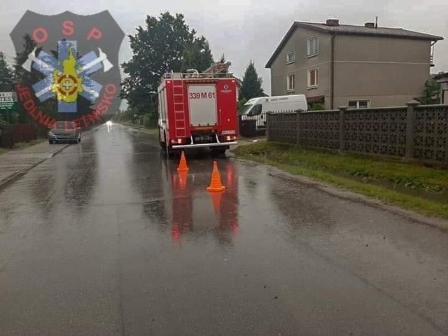 Strażacy wypompowywali w poniedziałek wodę z zalanych posesji w Jedlni-Letnisko.