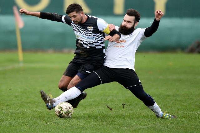 Zarzecze (białe koszulki) lepsze od Chorkówki w grupie 3 klasy A, hattrick Niedziałkowskiego.