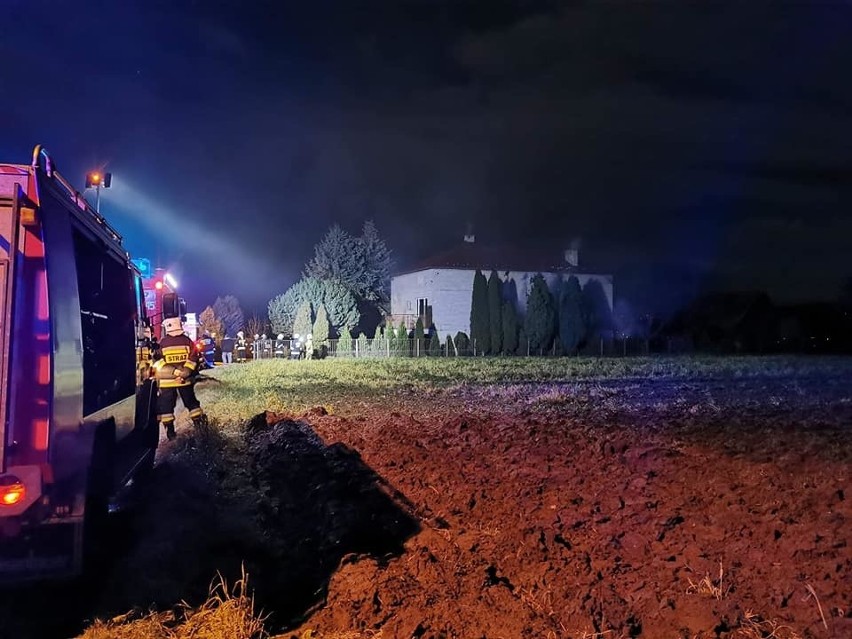 Nocą wybuchł pożar w Siedlcu w gminie Krzeszowice. Ogień pojawił się w budynku mieszkalnym [ZDJĘCIA]