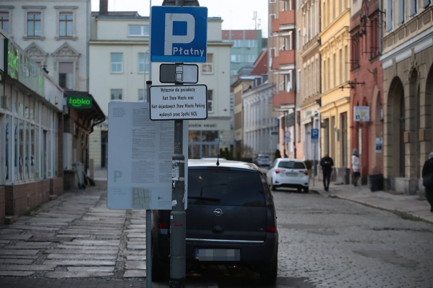 Problemy z parkowaniem na Starym Mieście w Szczecinie. Kupił bilet, a i tak dostał mandat. "Nie ma podstaw do zwrotu pieniędzy"