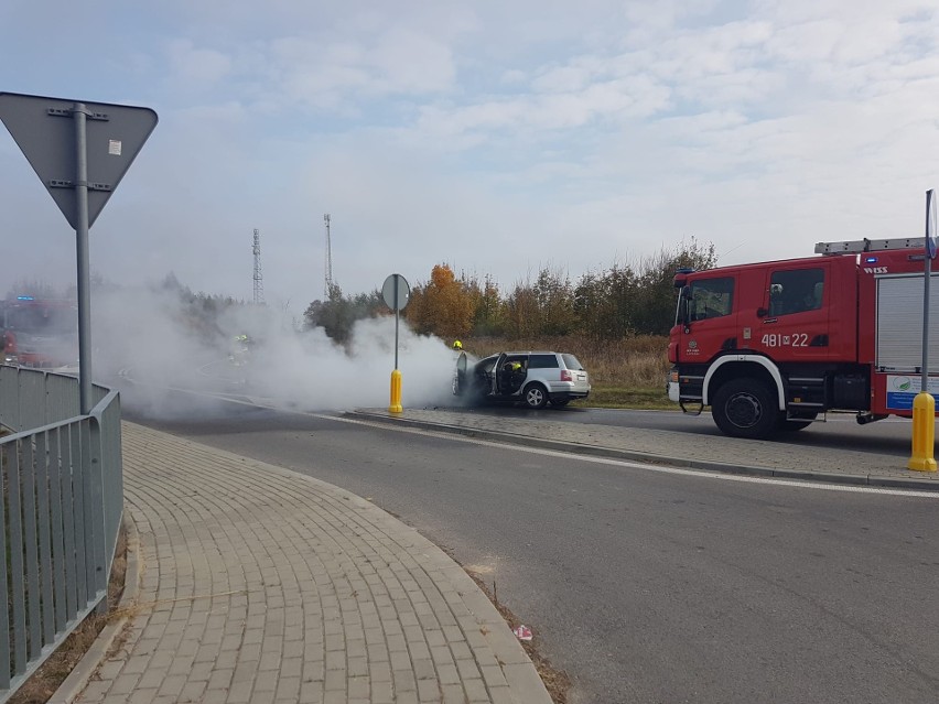 Pożar samochodu na drodze wojewódzkiej w okolicach Lipska. Na miejscu zastępy straży pożarnej 