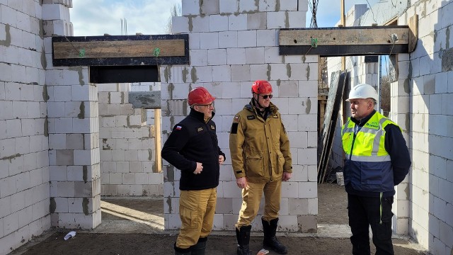 Nowa komenda Państwowej Straży Pożarnej w Grudziądzu powstaje na działce między ulicami Łyskowskiego a Karabinierów. Postępy na budowie nowej strażackiej komendy przed kilkoma dniami oceniał st. bryg. Sławomir Herbowski, zastępca kujawsko-pomorskiego Komendanta Wojewódzkiego PSP .