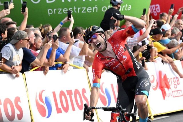 Niemiec Phil Bauhaus z ekipy Bahrain Victorious wygrał w Rzeszowie piąty etap wyścigu kolarskiego Tour de Pologne