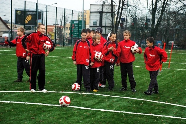 Po uroczystym otwarciu kompleksu uczniowie szkoły prezentowali na boisku swoje sportowe umiejętności.