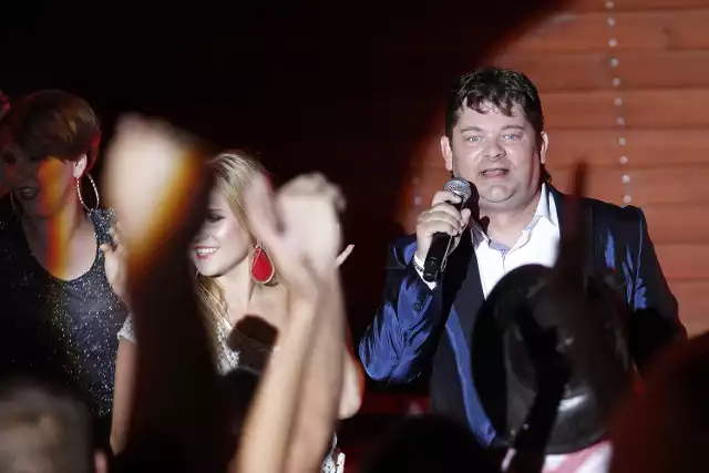 Zenek Martyniuk, znany jako niekwestionowany król muzyki disco polo, przeszedł przez znaczące zmiany w wyglądzie, ale jego piosenki wciąż zachowują swoją niezmienną popularność.