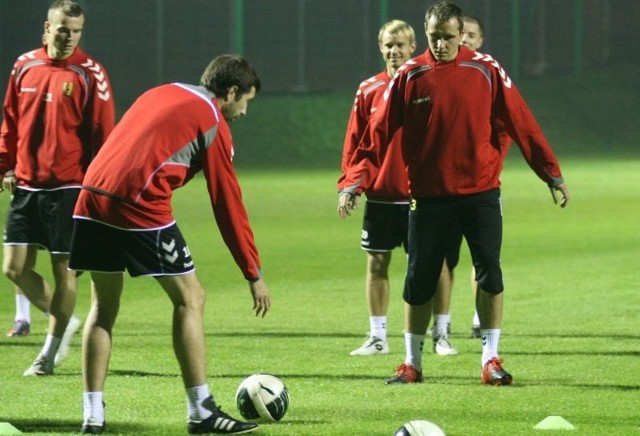 Paweł Golański (z prawej) w poniedziałek po raz pierwszy od ponad trzech lat trenował z Koroną Kielce. Z lewej Paweł Sobolewski.