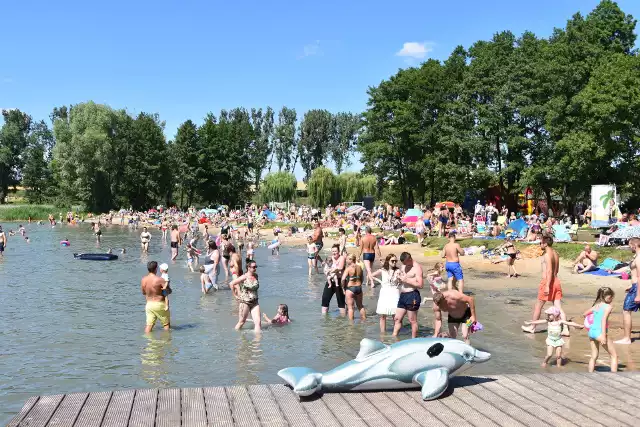 Kąpielisko bardzo zmieniło się na korzyść  od ubiegłego roku.  Zbudowano zjeżdżalnię i nowe pomosty.  Od poniedziałku bezpieczeństwa kąpiących się strzegą tu ratownicy.  Imprezę na powitanie lata poprowadził w Wąsoszu  Marcin Gąsiorowski.  Na scenie zaprezentowały się m.in. wokalistki: Emilia Kochańska i Aleksandra Korzeb.  Publiczność oklaskiwała też popisy taneczne w wykonaniu zespołu Ol -Tom z Białych Błot.  Do tańca dali się porwać także widzowie.  Starsi młodsi razem z Marcinem Gąsiorowskim tańczyli zumbę.  Na brak atrakcji nie mogły narzekać także dzieci. Przygotowano dla nich  wiele konkursów. Przyjechali też strażacy OSP z Chomętowa. Na finał zagrał zespół Hakuna Matata, który zaproponował afrykańskie rytmy.