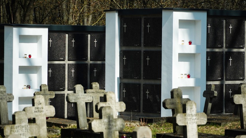 Cmentarz Wojskowy w Białymstoku. Zakończyła się budowa kolumbariów. Tu spoczęły szczątki prawie 400 ofiar z czasów wojny [ZDJĘCIA, WIDEO]