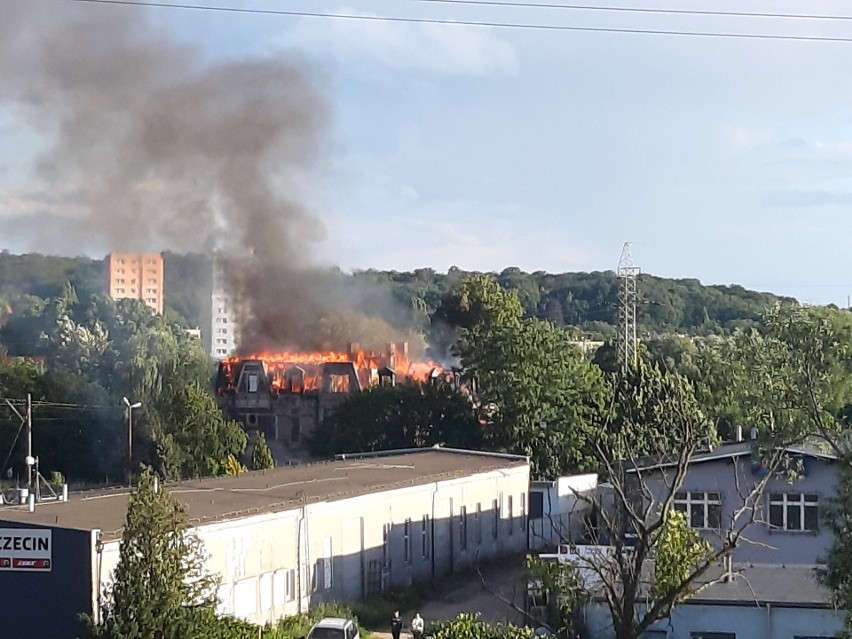 Płonie pustostan w Podjuchach. Trwa akcja strażaków [ZDJĘCIA]