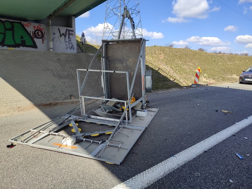 Wypadek na S8 w Turzynie. Kolizja z udziałem pojazdu ciężarowego i przyczepki służby drogowej. 12.04.2022