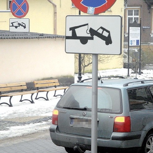 Na ulicy Chopina nie można parkować. Coraz więcej ustczan domaga się zniesienia tego zakazu.