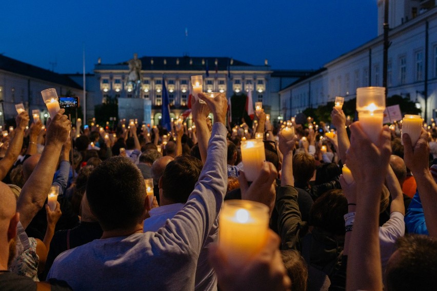 Kolejny "Łańcuch Światła" w Warszawie. Protest ze świecami przed Pałacem Prezydenckim [ZDJĘCIA]