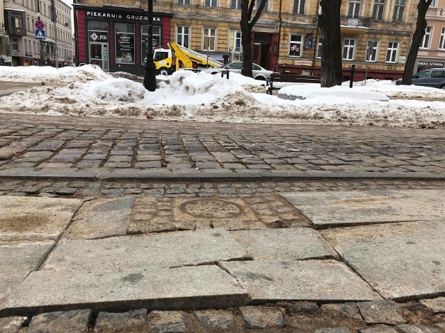 Zniszczony chodnik w centrum miasta. Mieszkaniec Słupska prosi o interwencję w sprawie ul. Wojska Polskiego