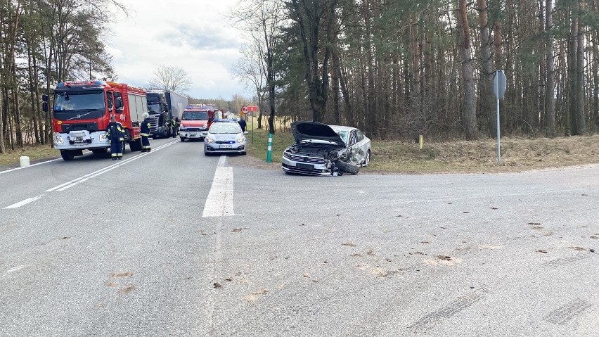 Ostrówek. Wypadek na DK8 na trasie Białystok - Augustów. Zderzenie osobówki z ciężarówką