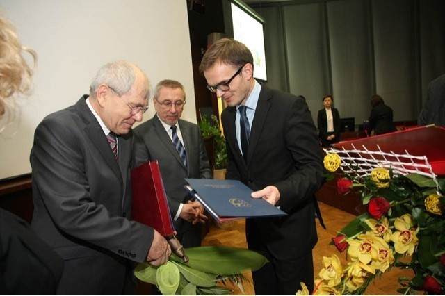 Gratulacje doktorowi Janowi Łopatce złożył starosta stalowowolski Robert Fila.