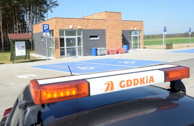 Na ukończeniu są prace związane z budową Miejsc Obsługi Podróżnych (MOP) przy drodze S3. Chodzi o 3 pary MOPów: Marwice (w pobliżu Gorzowa Wlkp.), Popowo (przy  Skwierzynie) oraz Kępsko (niedaleko Sulechowa). Odwiedziliśmy jedno z takich miejsc.Wszystkie MOP-y zostały wyposażone w parkingi dla samochodów osobowych oraz ciężarowych, są wyznaczone miejsca dla pojazdów osób niepełnosprawnych jak również podróżujących z dziećmi. W trakcie odpoczynku w tych miejscach, dorośli mogą skorzystać z siłowni plenerowej, a dzieci z placu zabaw. Przed każdym zjazdem na MOP w odległości ok. 4,3 km zostały zamontowane znaki LED, które będą w sposób czytelny informować kierowców pojazdów ciężarowych o zakazie wyprzedzania oraz ograniczeniu prędkości z uwagi na kontrolę Inspekcji Transportu Drogowego.MOP Kępsko dodatkowo został wyposażony w system ważenia pojazdów w ruchu. Specjalne wagi wraz z odpowiednimi kamerami zostały zamontowane przed zjazdem na MOP. Zadaniem systemu jest wstępna selekcja potencjalnie przeciążonych pojazdów ciężarowych oraz kierowanie wytypowanych pojazdów przez pracowników Inspekcji Transportu Drogowego do kontroli na specjalnie do tego przygotowanych miejscach. Rozpoczęcie kontroli polegać będzie na uaktywnieniu systemu poprzez zalogowanie się pracownika ITD do niego, co spowoduje automatyczne wyświetlenie oznakowania na znakach zlokalizowanych przed MOP. Każdy pojazd przejeżdżający przez wagi zostanie zważony i automatycznie jego masa całkowita zostanie zweryfikowana.Lubuskie MOP-y zostaną otwarte jeszcze w kwietniu. Przypomnijmy, że początkowo mówiło się, że będą one udostępnione na przełomie grudnia i stycznia. - Opóźnienie było związane z warunkami atmosferycznymi, z którymi wykonawcy zmagali się zimą - mówi Anna Jakubowska, rzecznik prasowy GDDKiA w Zielonej Górze. Otwarcie inwestycji opóźniło też wykonanie wszystkich koniecznych odbiorów.Przeczytaj też:  Budowa S3 w Lubuskiem. Kiedy pojedziemy nad morze bez stania w korkach?