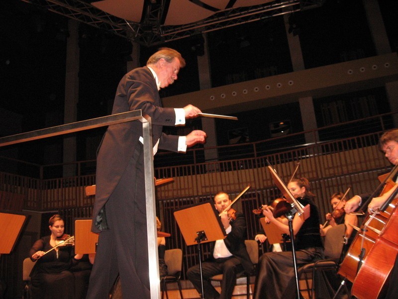 Tomasz Radziwonowicz  znakomicie prowadził orkiestrę.