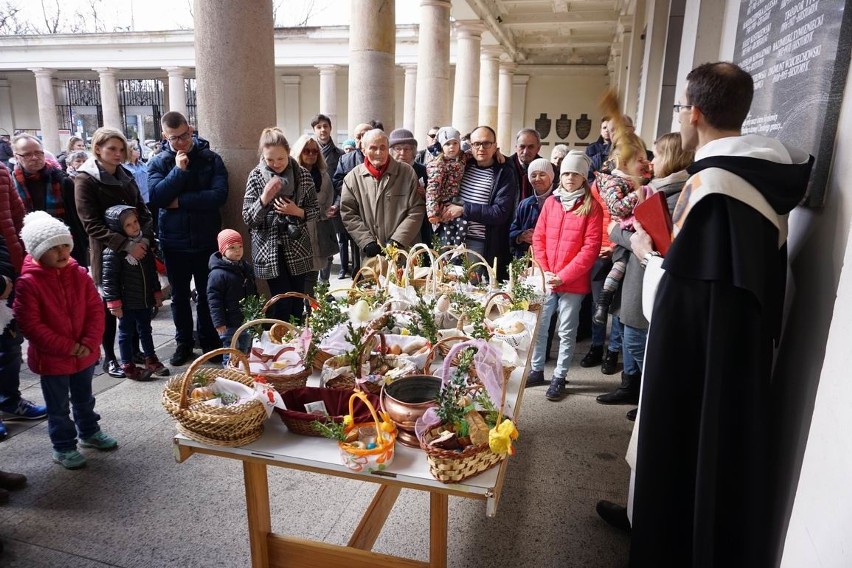 Wielka Sobota: Wierni święcą pokarmy w parafii Dominikanów