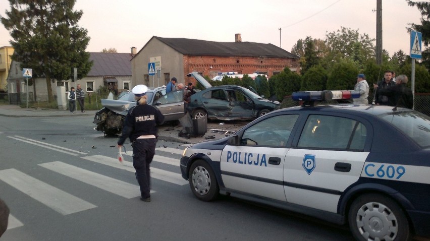 Na skrzyżowaniu w Bądkowie zderzyły się dwa samochody...
