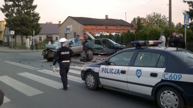 Na skrzyżowaniu w Bądkowie zderzyły się dwa samochody osobowe