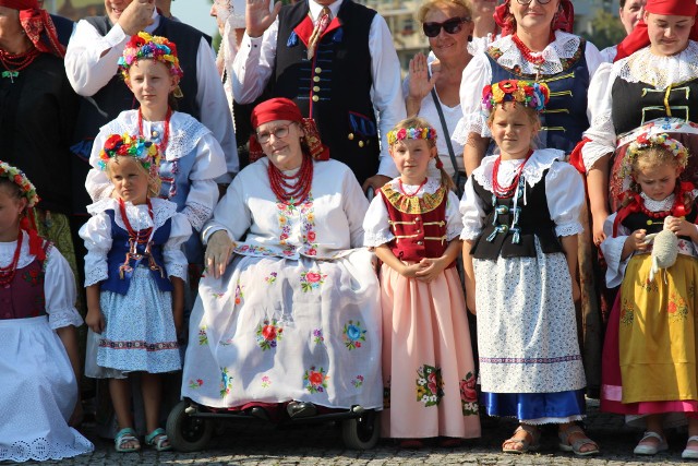 W sobotę 4 sierpnia pod Pomnikiem Powstańców Śląskich w Katowicach spotkali się sympatycy kultury śląskiej, ubrani w regionalne stroje ludowe.