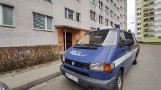 Zabójstwo w Piotrkowie. W mieszkaniu przy ul. Słowackiego kobieta pchnęła nożem mężczyznę. 36-latek nie żyje