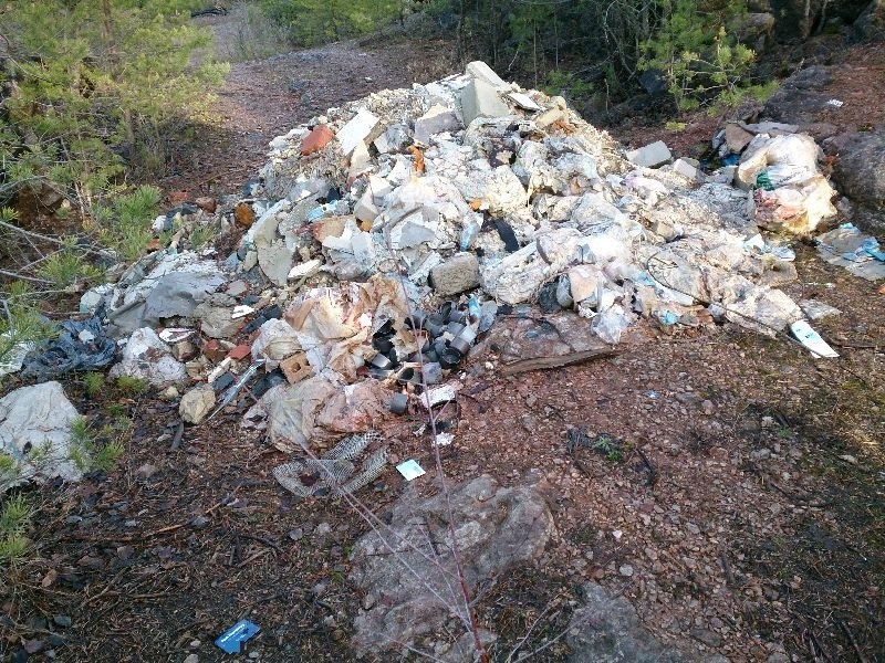 Sterty śmieci i gruzu na drodze prowadzącej do kamieniołomu...