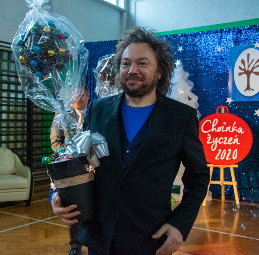 Tarnobrzeg. Mietek Szcześniak sprawił dzieciom wielką radość. Artysta i dobroczyńcy "Choinki Życzeń" otrzymali drzewka [ZDJĘCIA]