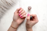 Unicorn nails – uroczy trend, który podbija serca internautek. Postaw na brokat, pastele i blask. Jak zrobić „jednorożkowe” paznokcie? 