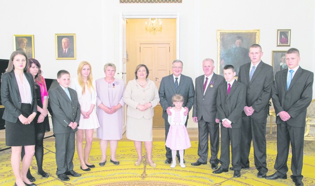 Odznaczenia wręczył państwu Suchockim Prezydent RP Bronisław Komorowski.