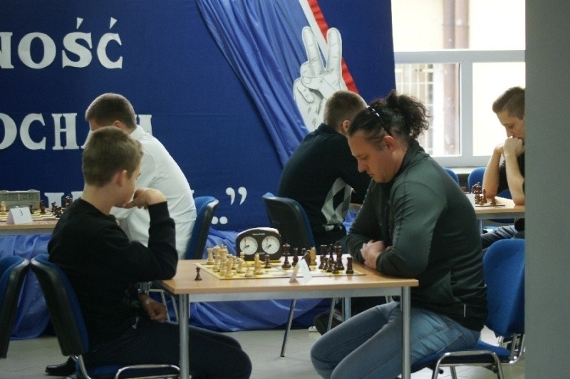 W rozgrywkach szachowych wzięło udział  22 osób.