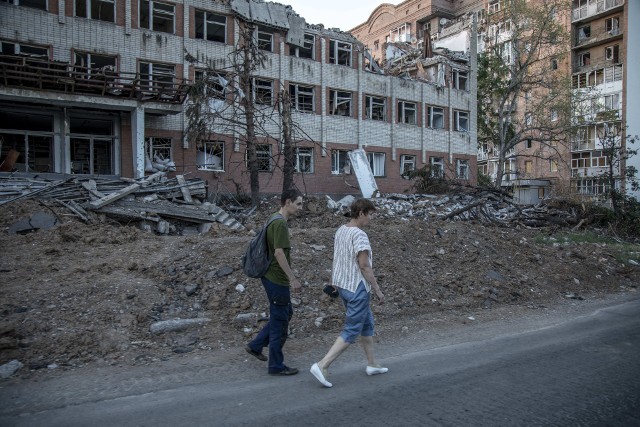 Kilka milionów Ukraińców straciło dach nad głową, wielu zostało przymusowo wysiedlonych do Rosji.
