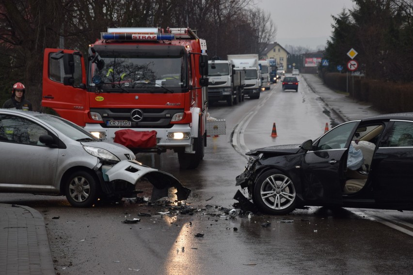 Groźny wypadek w Tarnowie. Dwie osoby zostały ranne