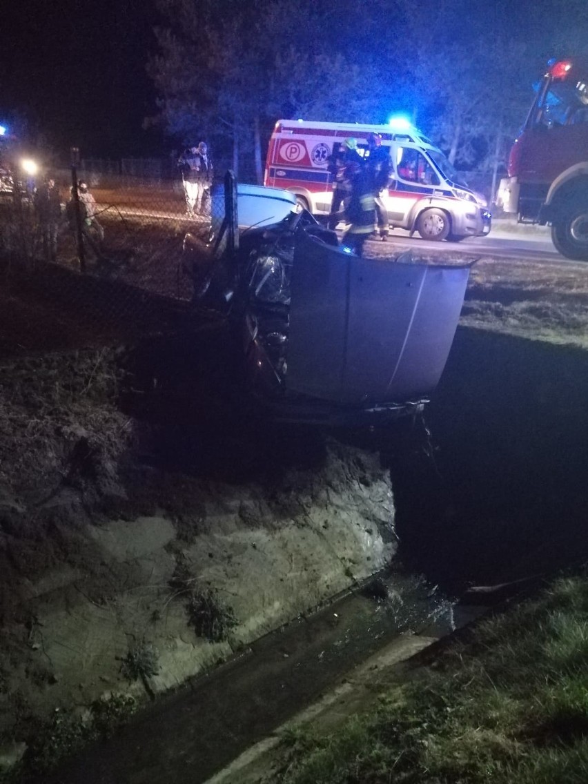 Groźny wypadek w Pawęzowie. Samochód wpadł w poślizg i staranował ogrodzenie
