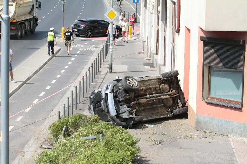 Poważny wypadek na Legnickiej. Auto wpadło w budynek
