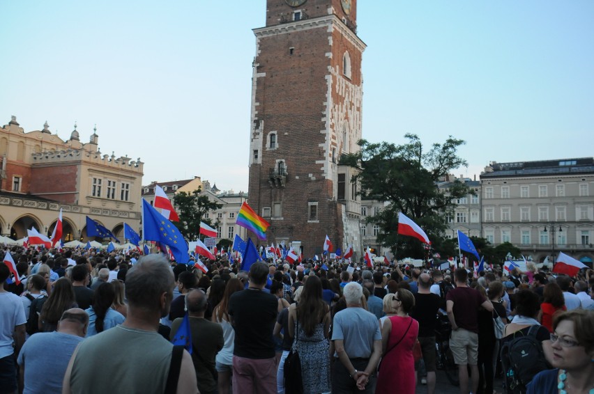 Kraków. Wielki protest na Rynku Głównym w obronie sądów