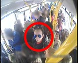 Dotykał nieznajomej kobiety w miejskim autobusie w Toruniu. Teraz poszukuje go policja