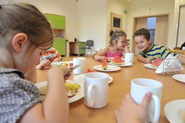 Przedszkolaki mają trzy posiłki: śniadanie, obiad, podwieczorek. Dzieci ze szkoły -  drugie śniadanie i obiad.