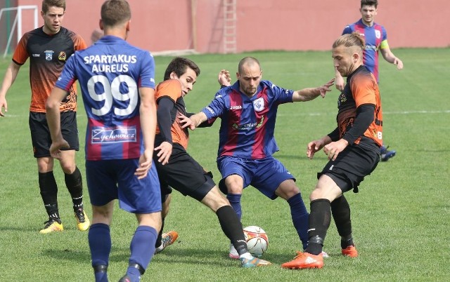 Andrzej Paprocki (w środku) zdobył bramkę w meczu z Karpatami