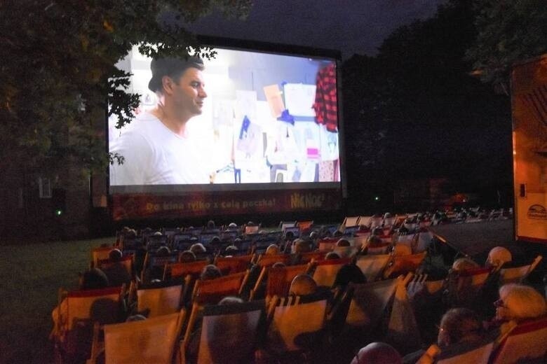 Letnie kino na leżakach na placu Powstańców Warszawskich w...