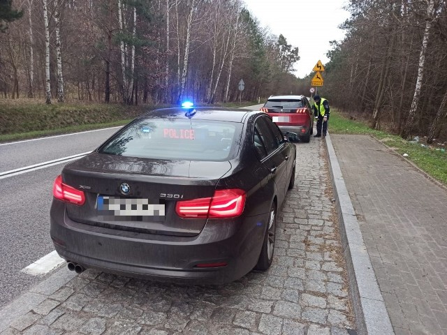 Policjanci z grudziądzkiej „drogówki” kontrolowali prędkość na ulicy Paderewskiego. Jadący w kierunku Łasina Peugeot minął policjantów z dozwoloną prędkością, a następnie 40-letni kierowca tego samochodu postanowił „zaalarmować” o patrolu innych kierowców.