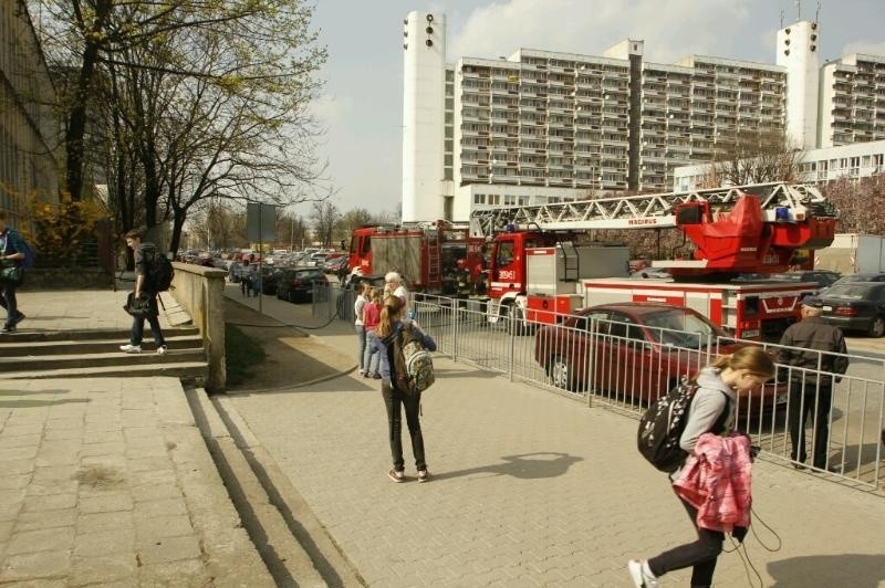 Wrocław: Pożar w szkole przy ul. Trwałej (ZDJĘCIA)