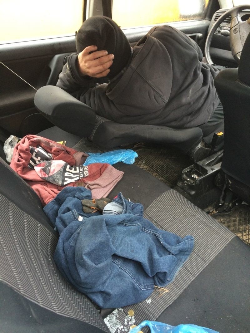 Mężczyzna sypia też w samochodzie, ma też tu swoje rzeczy.