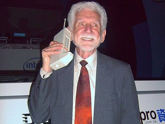 Dr. Martin Cooper, który wykonał pierwszy prywatny telefon komórką prototypowym modelem z 1973 roku Motorola DynaTAC